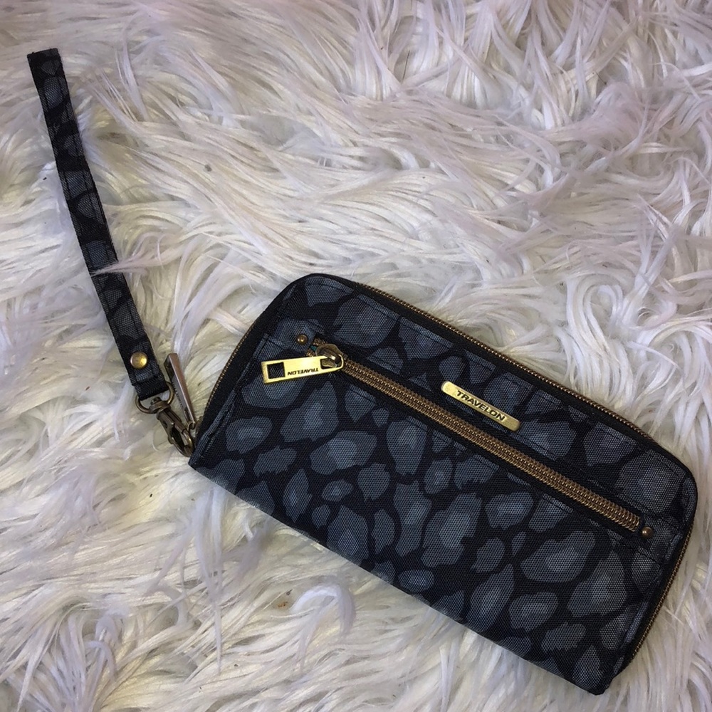 Travelon RFID blocking wristlet